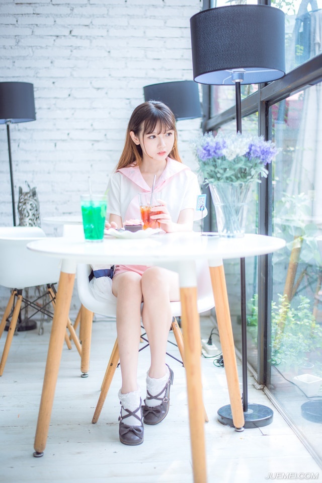 生活是好的，峰回路转，柳暗花明，前面总会有另一番不同的风光。——三毛《送你一匹马》
